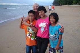 Maria & Kinder am Strand.JPG